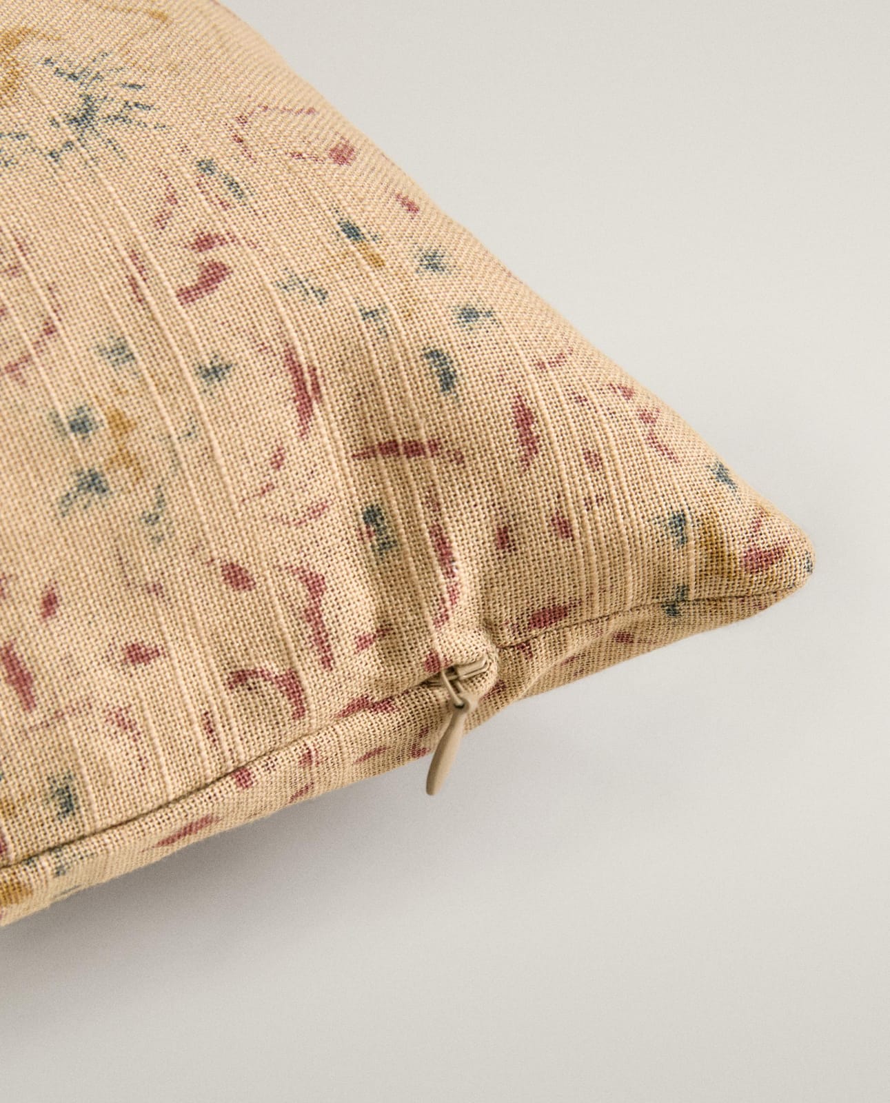 ZARA HOME НАВОЛОЧКА НА ПОДУШКУ С ПРИНТОМ BLOCK PRINT ракурс 4