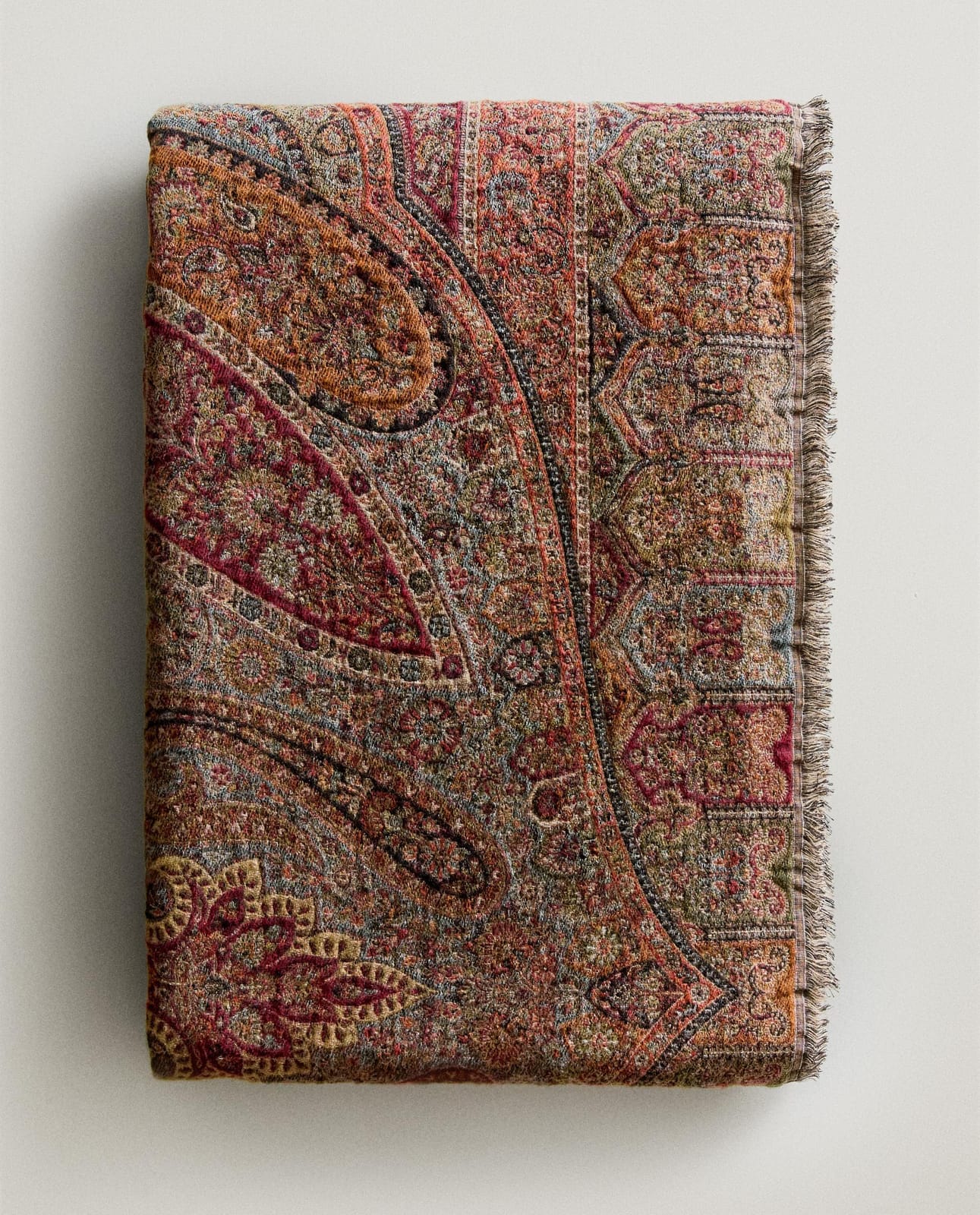 ZARA HOME ЖАККАРДОВЫЙ ПЛЕД С УЗОРОМ ПЕЙСЛИ ракурс 7