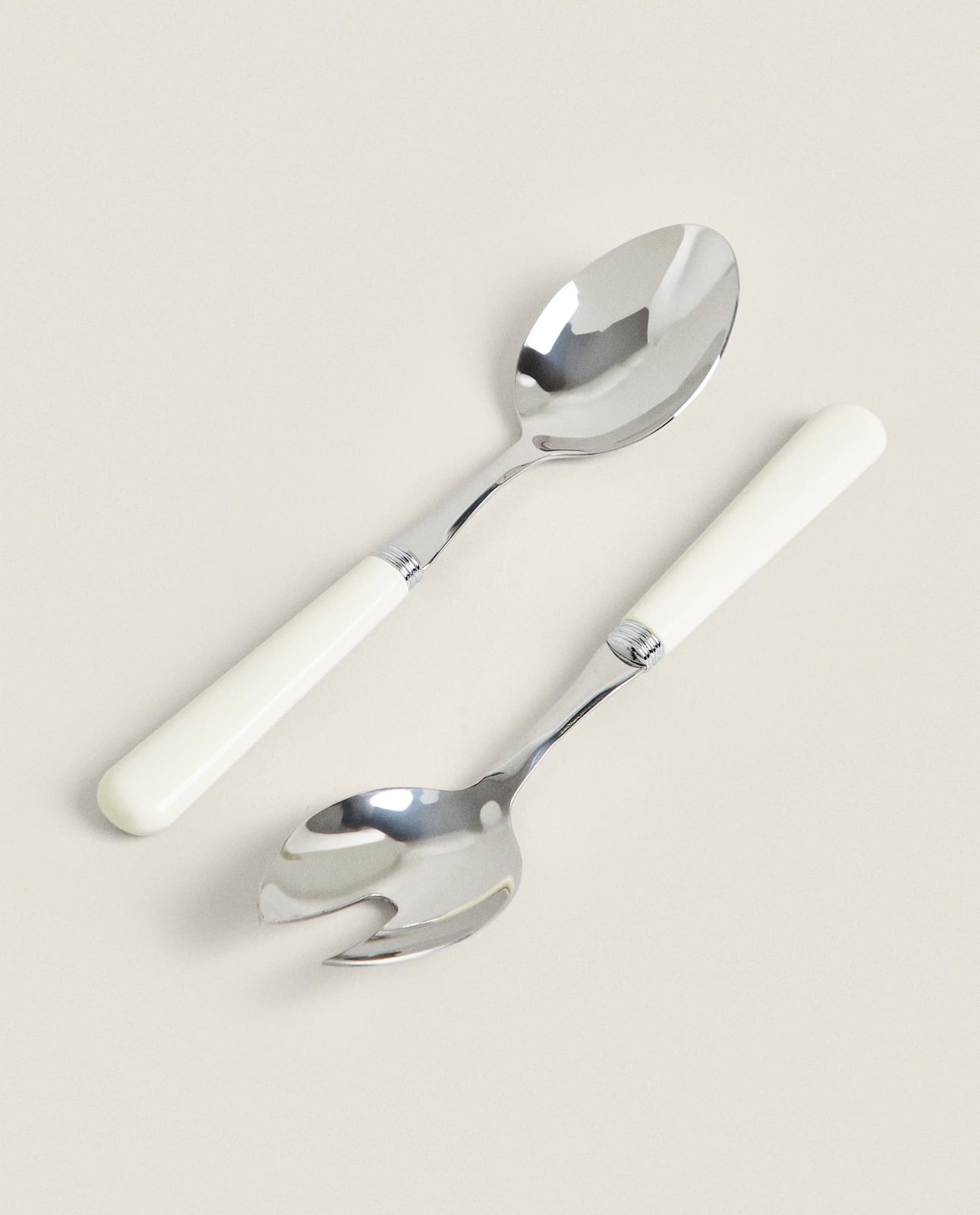 ZARA HOME КОМПЛЕКТ СТОЛОВЫХ ПРИБОРОВ ДЛЯ САЛАТА С ЦВЕТНЫМИ РУЧКАМИ (2 ШТ.) ракурс 2