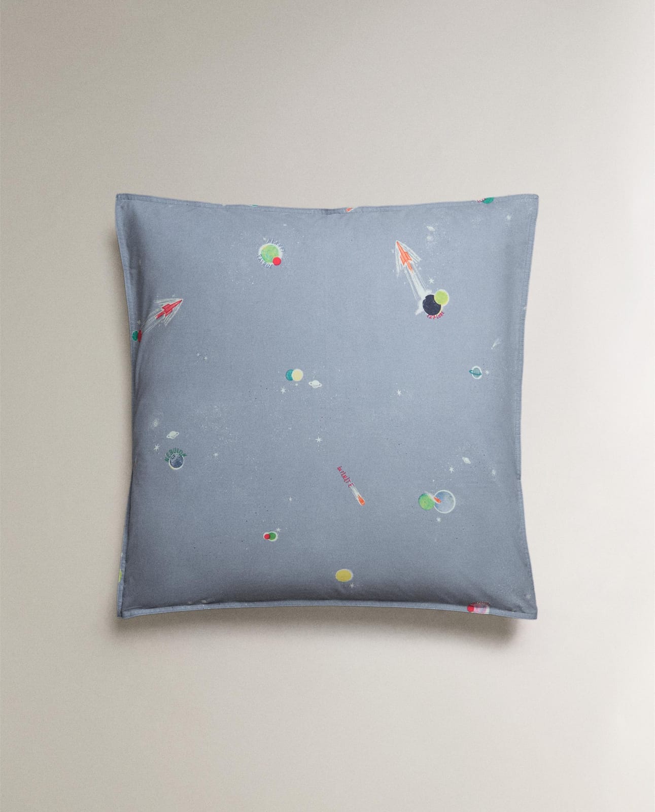 ZARA HOME ДЕТСКАЯ НАВОЛОЧКА НА ПОДУШКУ С МОТИВАМИ КОСМОСА ракурс 3