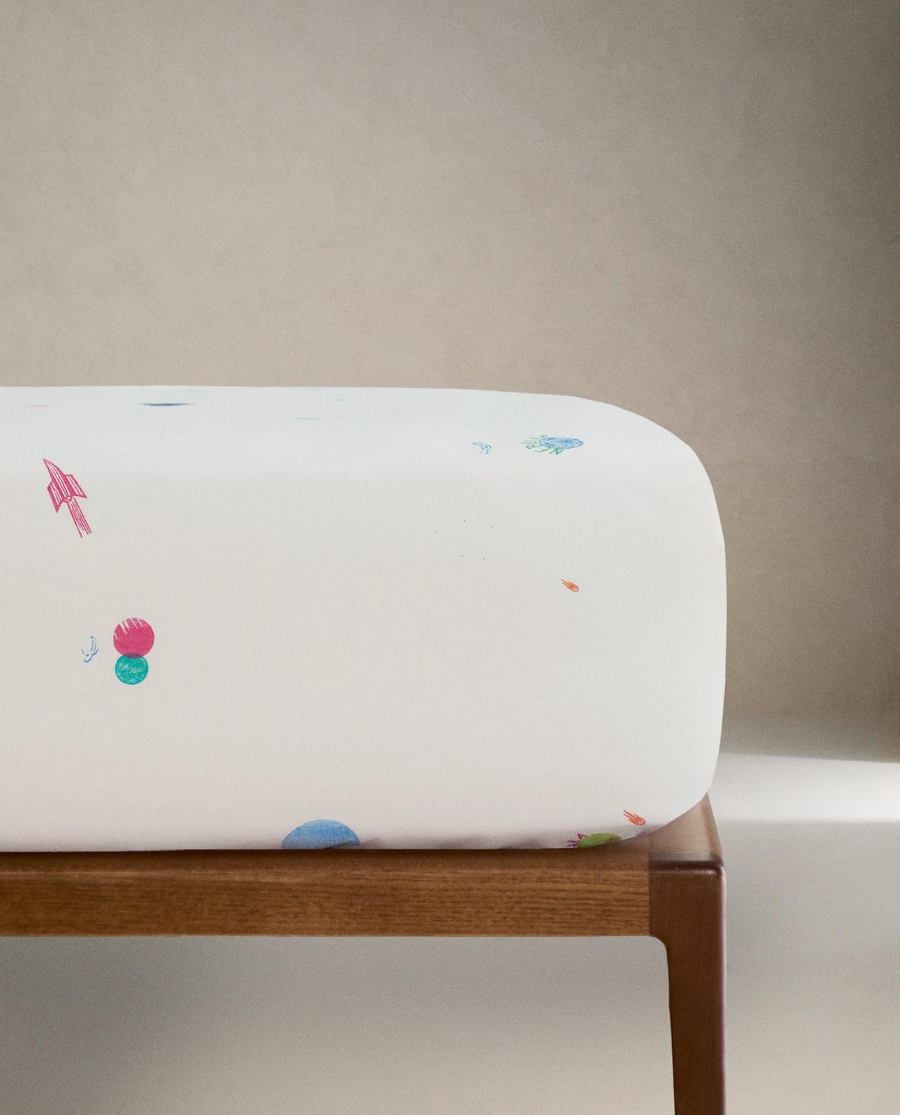Простыня ZARA HOME ДЕТСКАЯ ПРОСТЫНЯ НА РЕЗИНКЕ С КОСМОСОМ WIELOKOLOROWY 90 x 200 x 30 cm