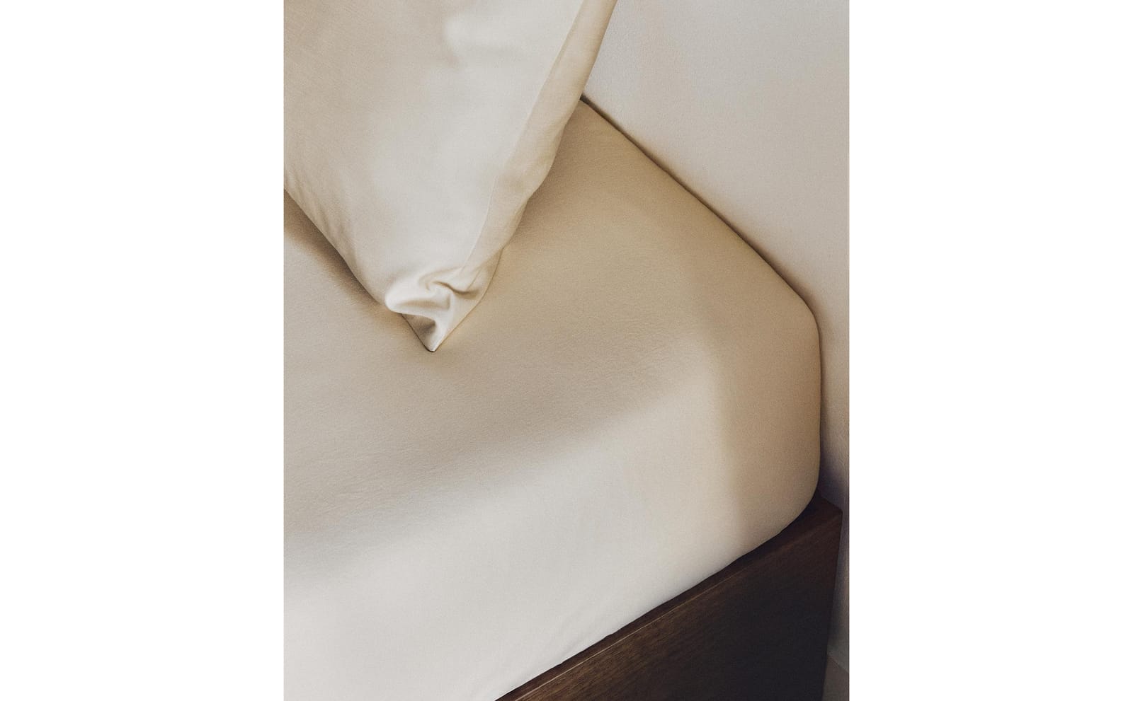 ZARA HOME САТИНОВАЯ ПРОСТЫНЯ НА РЕЗИНКЕ С ЭФФЕКТОМ СТИРКИ | ВЫСОТА 30 CM (300 НИТЕЙ) ракурс 9