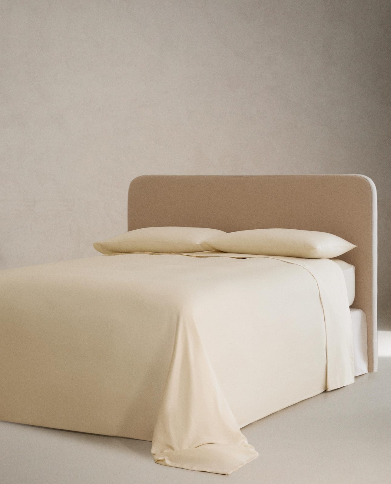 ZARA HOME САТИНОВАЯ ПРОСТЫНЯ НА РЕЗИНКЕ С ЭФФЕКТОМ СТИРКИ | ВЫСОТА 30 CM (300 НИТЕЙ) ракурс 3