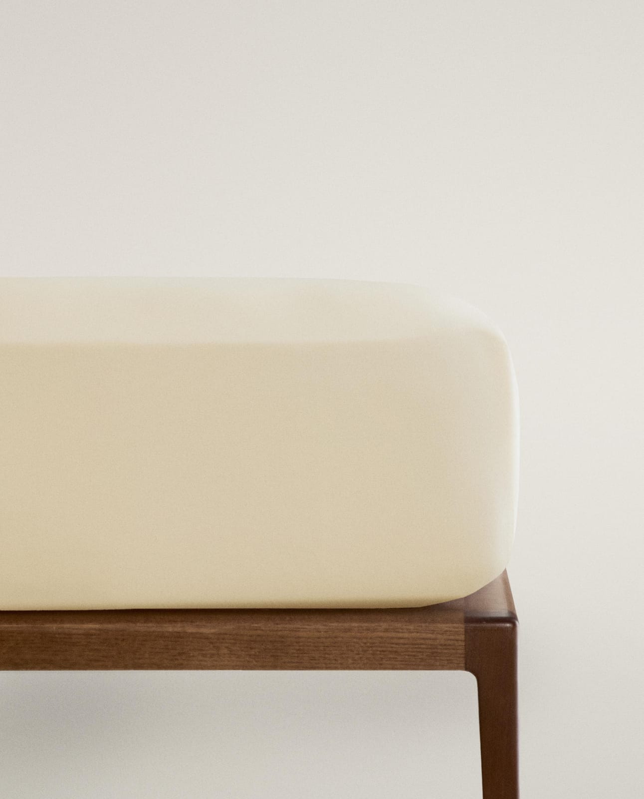 Простыня ZARA HOME САТИНОВАЯ ПРОСТЫНЯ НА РЕЗИНКЕ С ЭФФЕКТОМ СТИРКИ | ВЫСОТА 30 CM (300 НИТЕЙ) WANILIOWY 180 x 200 x 30 cm