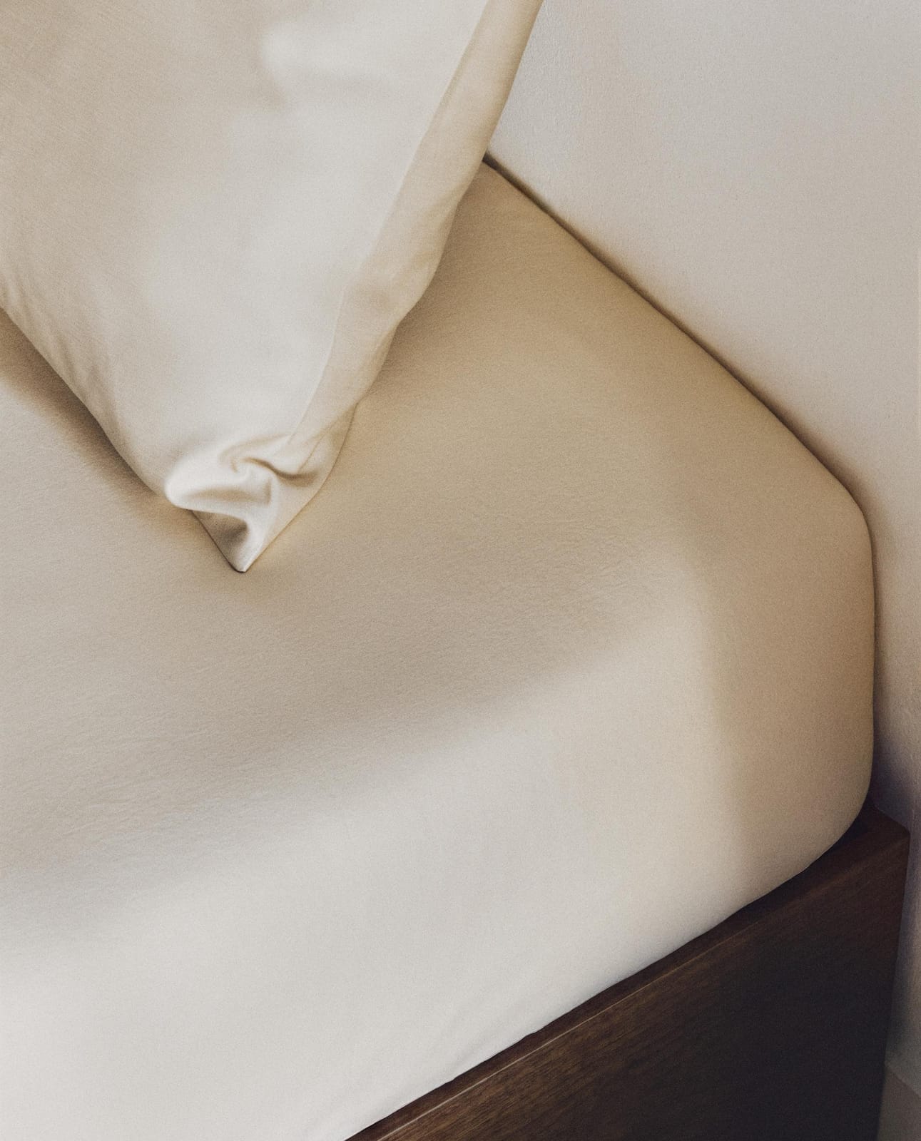 ZARA HOME САТИНОВАЯ ПРОСТЫНЯ НА РЕЗИНКЕ С ЭФФЕКТОМ СТИРКИ | ВЫСОТА 30 CM (300 НИТЕЙ) ракурс 8