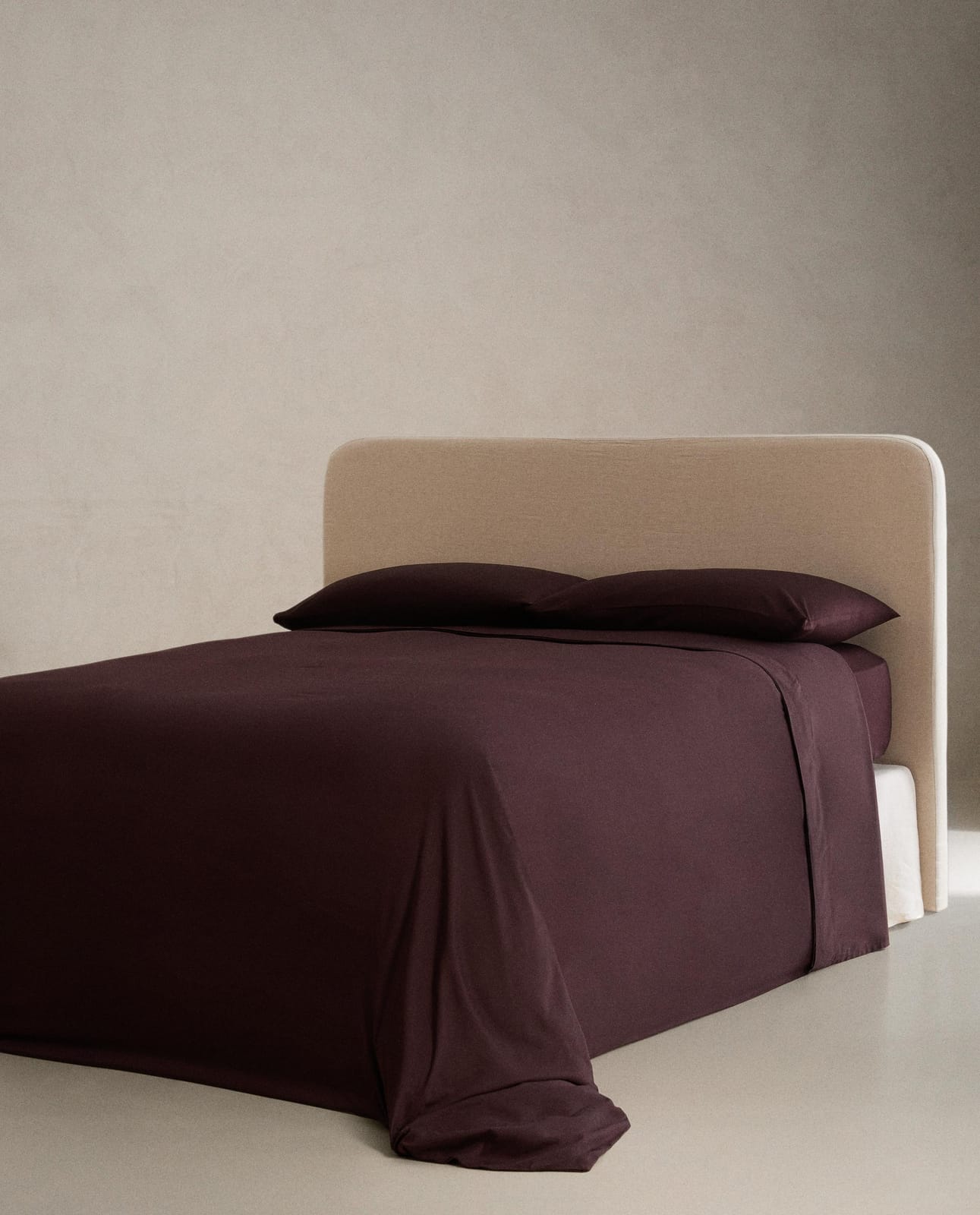 ZARA HOME ПРОСТЫНЯ БЕЗ РЕЗИНКИ ИЗ САТИНА С ЭФФЕКТОМ СТИРКИ (300 НИТЕЙ) ракурс 2