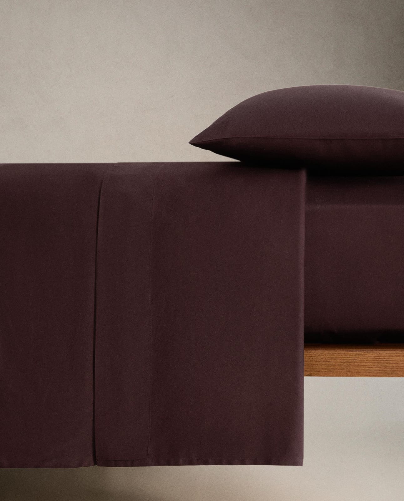ZARA HOME ПРОСТЫНЯ БЕЗ РЕЗИНКИ ИЗ САТИНА С ЭФФЕКТОМ СТИРКИ (300 НИТЕЙ) ракурс 4