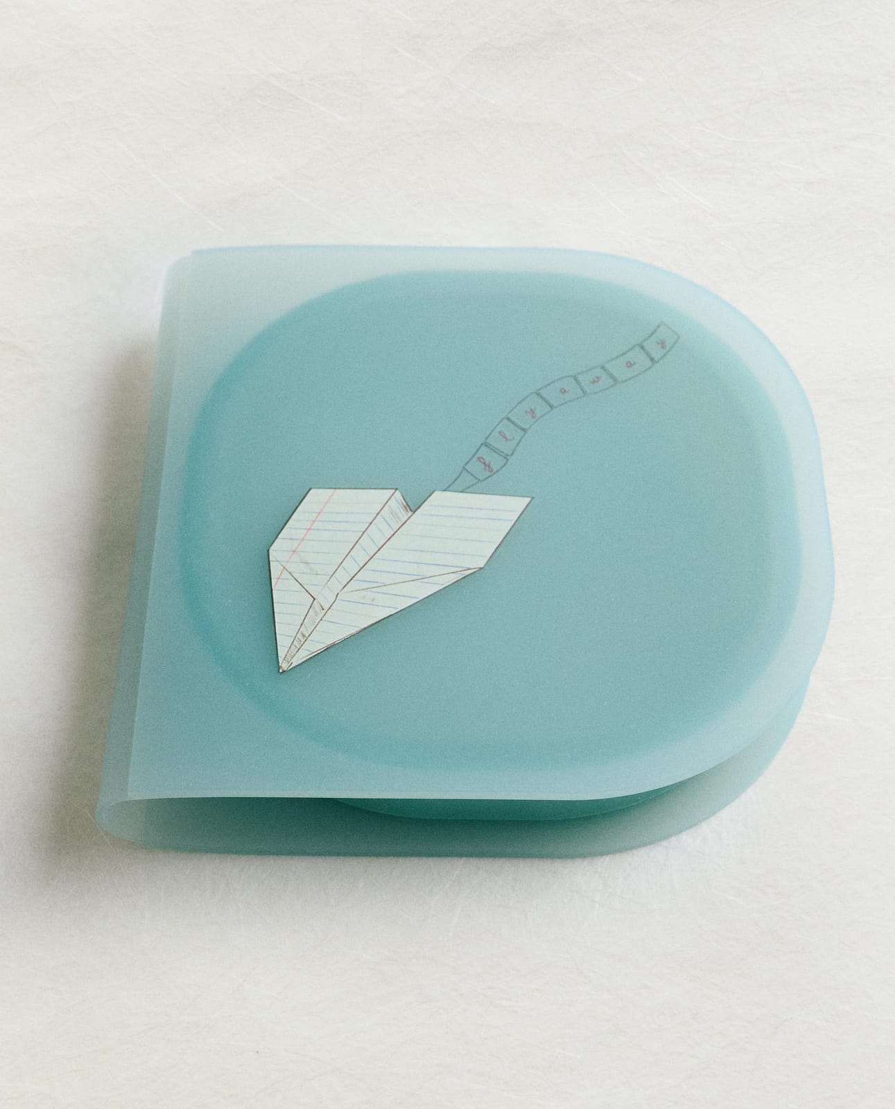 ZARA HOME ДЕТСКИЙ СИЛИКОНОВЫЙ КОНТЕЙНЕР ДЛЯ ЛАНЧА С МОТИВОМ БУМАЖНОГО САМОЛЕТИКА ракурс 3