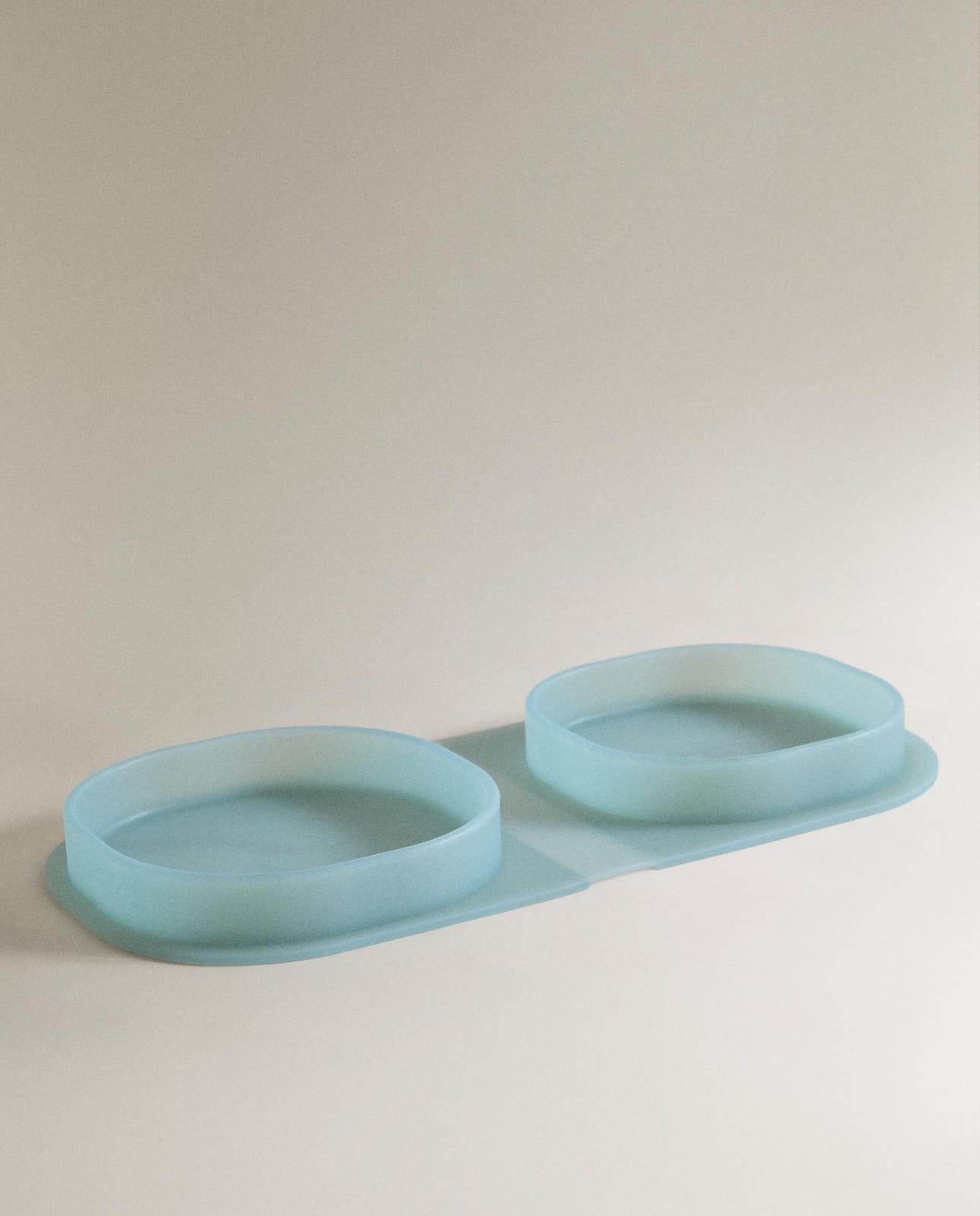 ZARA HOME ДЕТСКИЙ СИЛИКОНОВЫЙ КОНТЕЙНЕР ДЛЯ ЛАНЧА С МОТИВОМ БУМАЖНОГО САМОЛЕТИКА ракурс 6