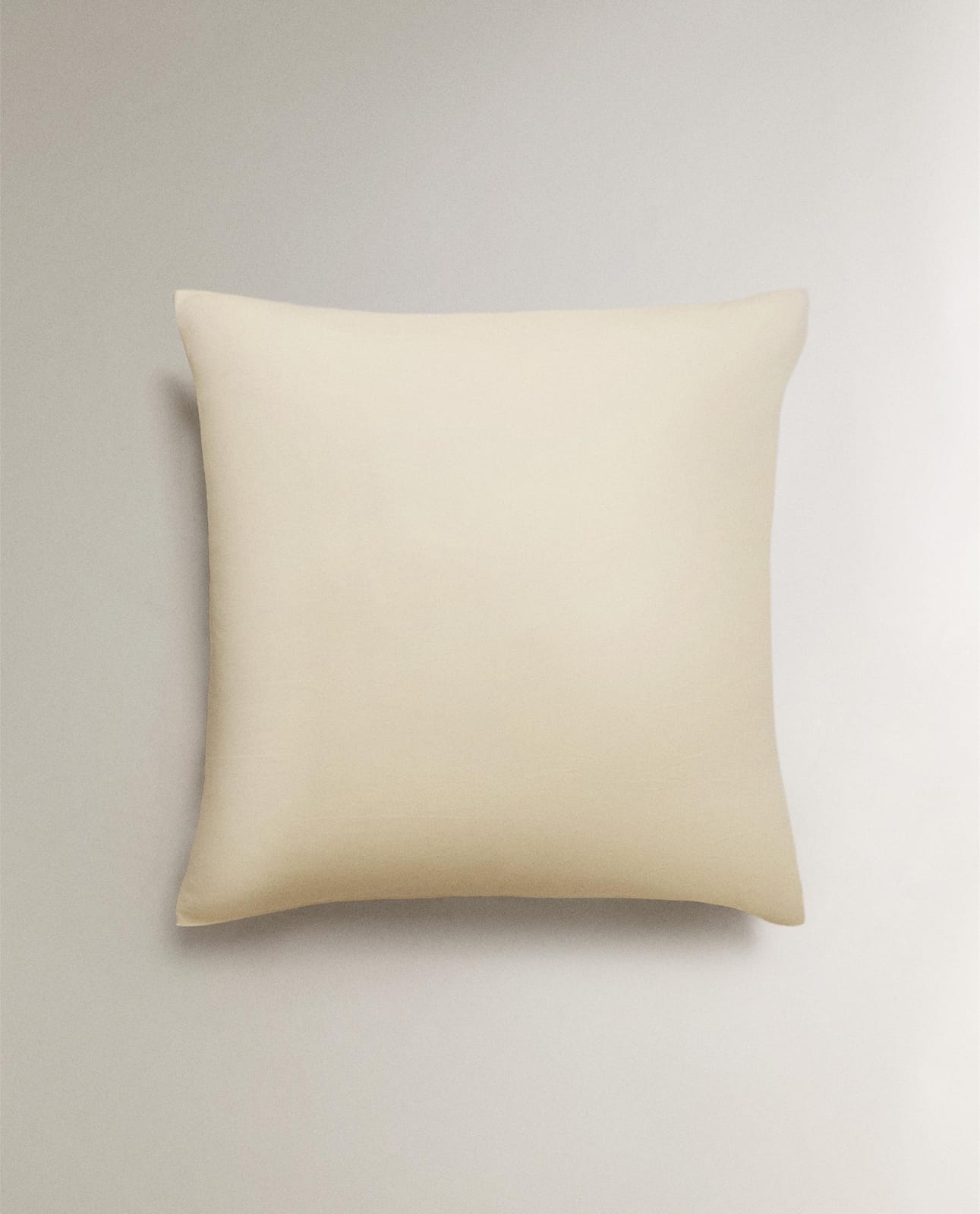 ZARA HOME САТИНОВАЯ НАВОЛОЧКА НА ПОДУШКУ С ЭФФЕКТОМ СТИРКИ (300 НИТЕЙ) ракурс 3