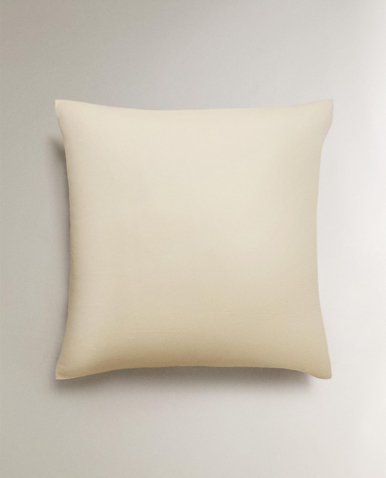 ZARA HOME САТИНОВАЯ НАВОЛОЧКА НА ПОДУШКУ С ЭФФЕКТОМ СТИРКИ (300 НИТЕЙ) ракурс 4