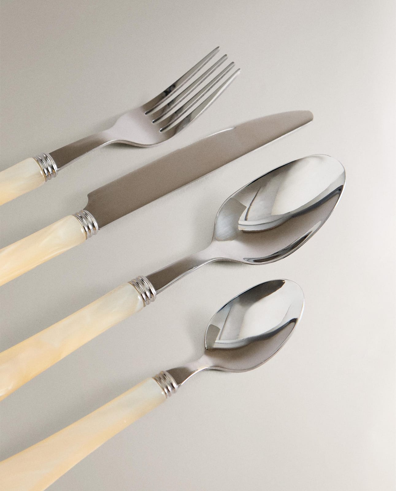 ZARA HOME 4-ПРЕДМЕТНЫЙ КОМПЛЕКТ СТОЛОВЫХ ПРИБОРОВ С РУЧКОЙ С ЭФФЕКТОМ ПЕРЛАМУТРА ракурс 3