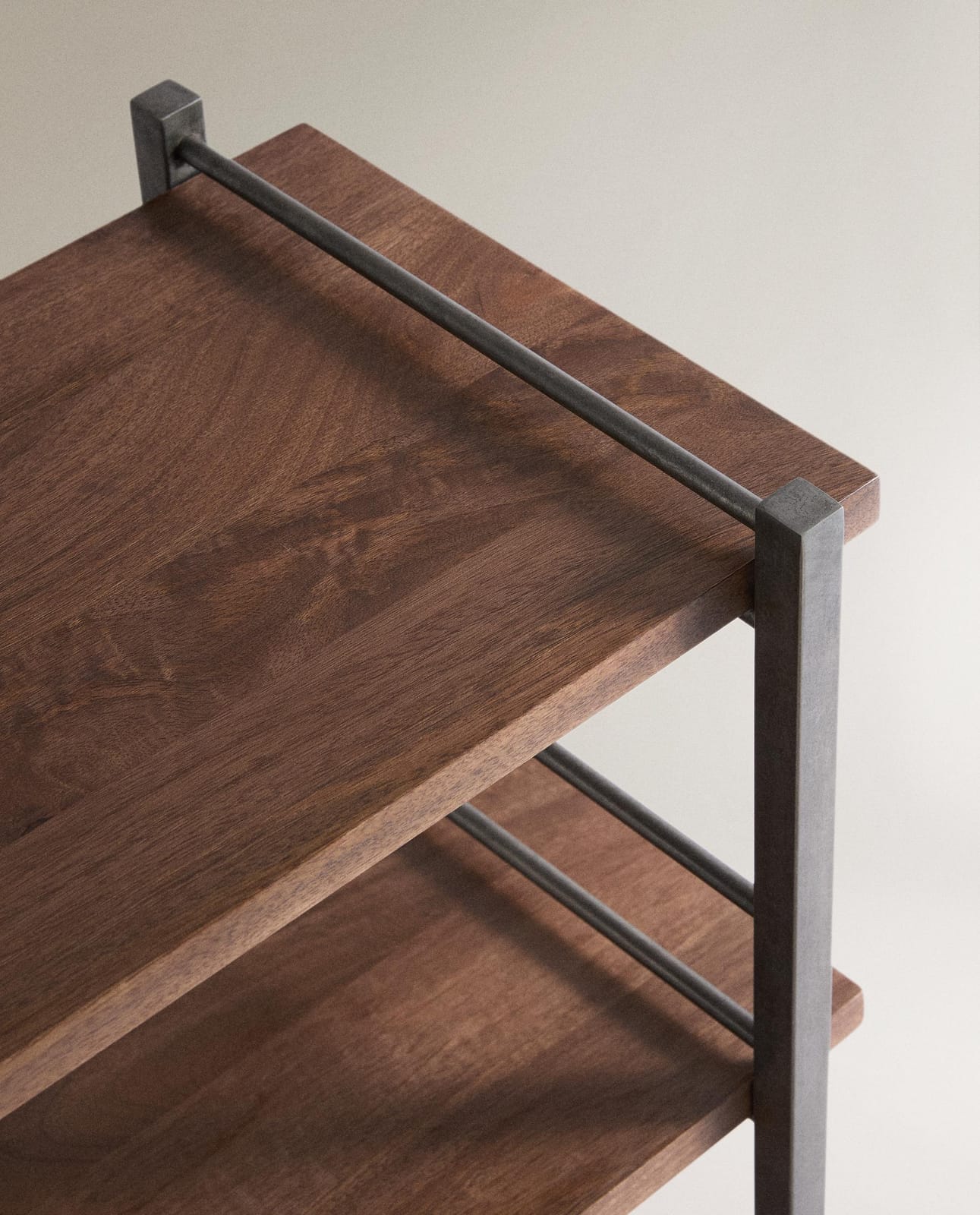 ZARA HOME НИЗКИЙ СТЕЛЛАЖ ИЗ СТАЛИ И ДЕРЕВА ракурс 6