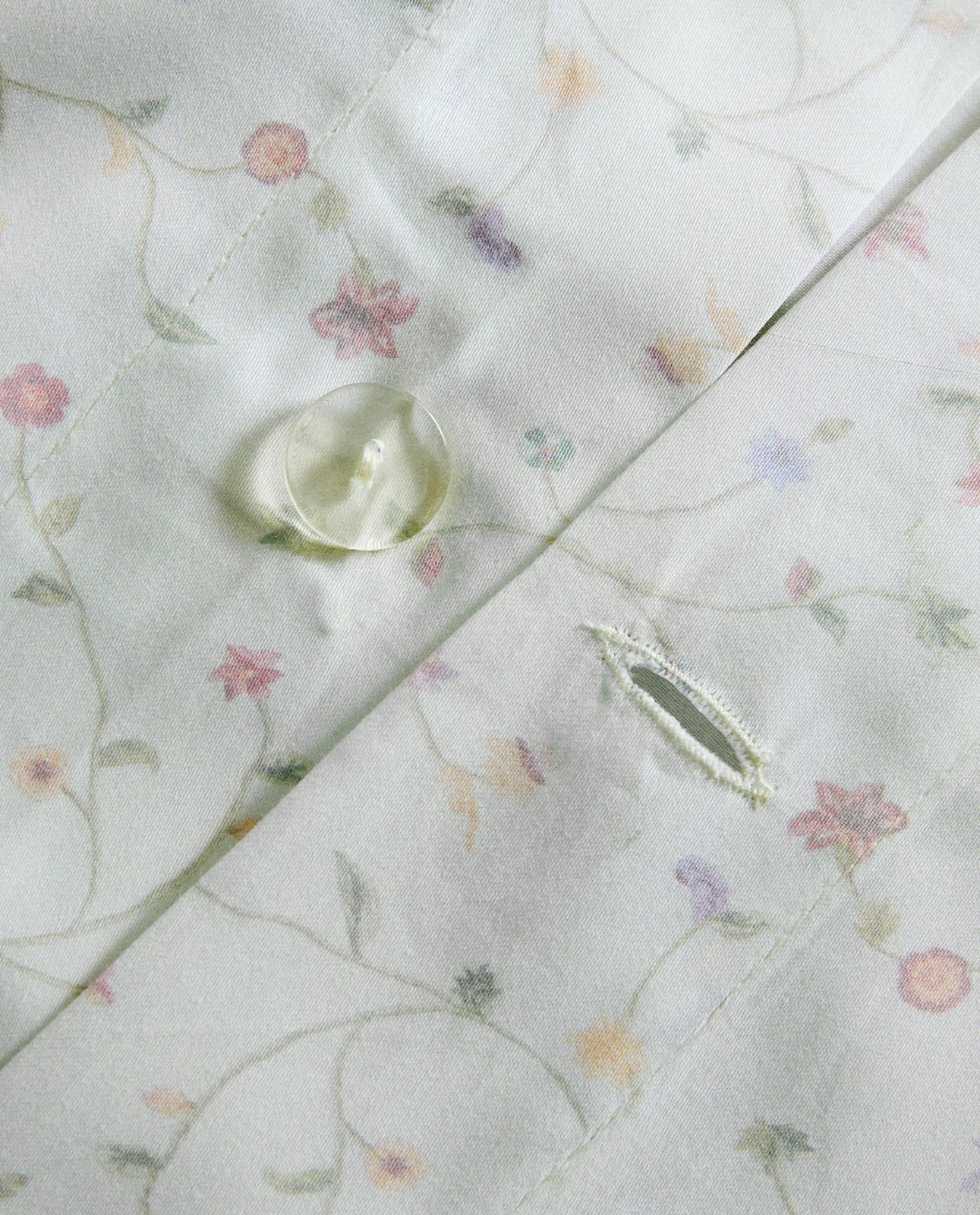 ZARA HOME САТИНОВЫЙ ПОДОДЕЯЛЬНИК В МЕЛКИЙ ЦВЕТОЧЕК ракурс 4
