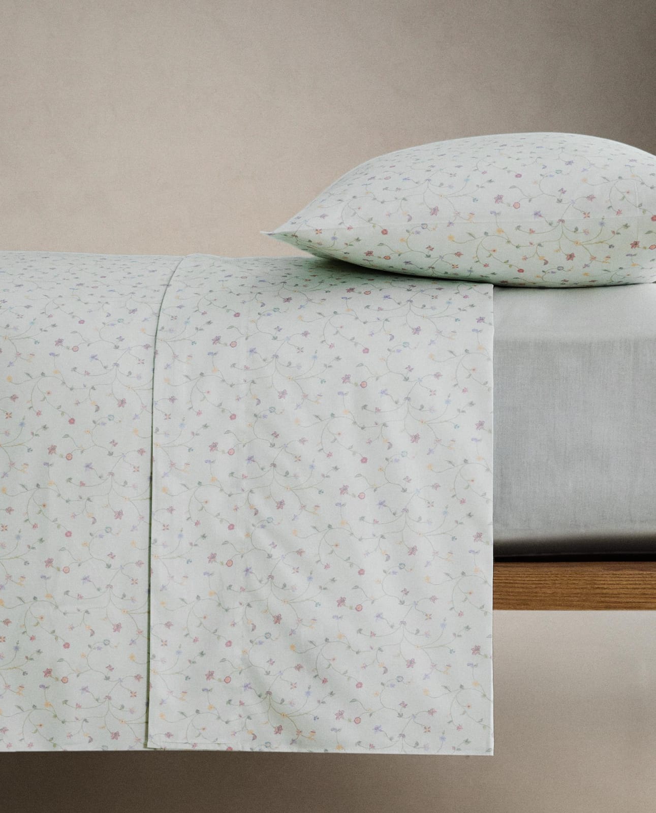 ZARA HOME САТИНОВЫЙ ПОДОДЕЯЛЬНИК В МЕЛКИЙ ЦВЕТОЧЕК ракурс 3
