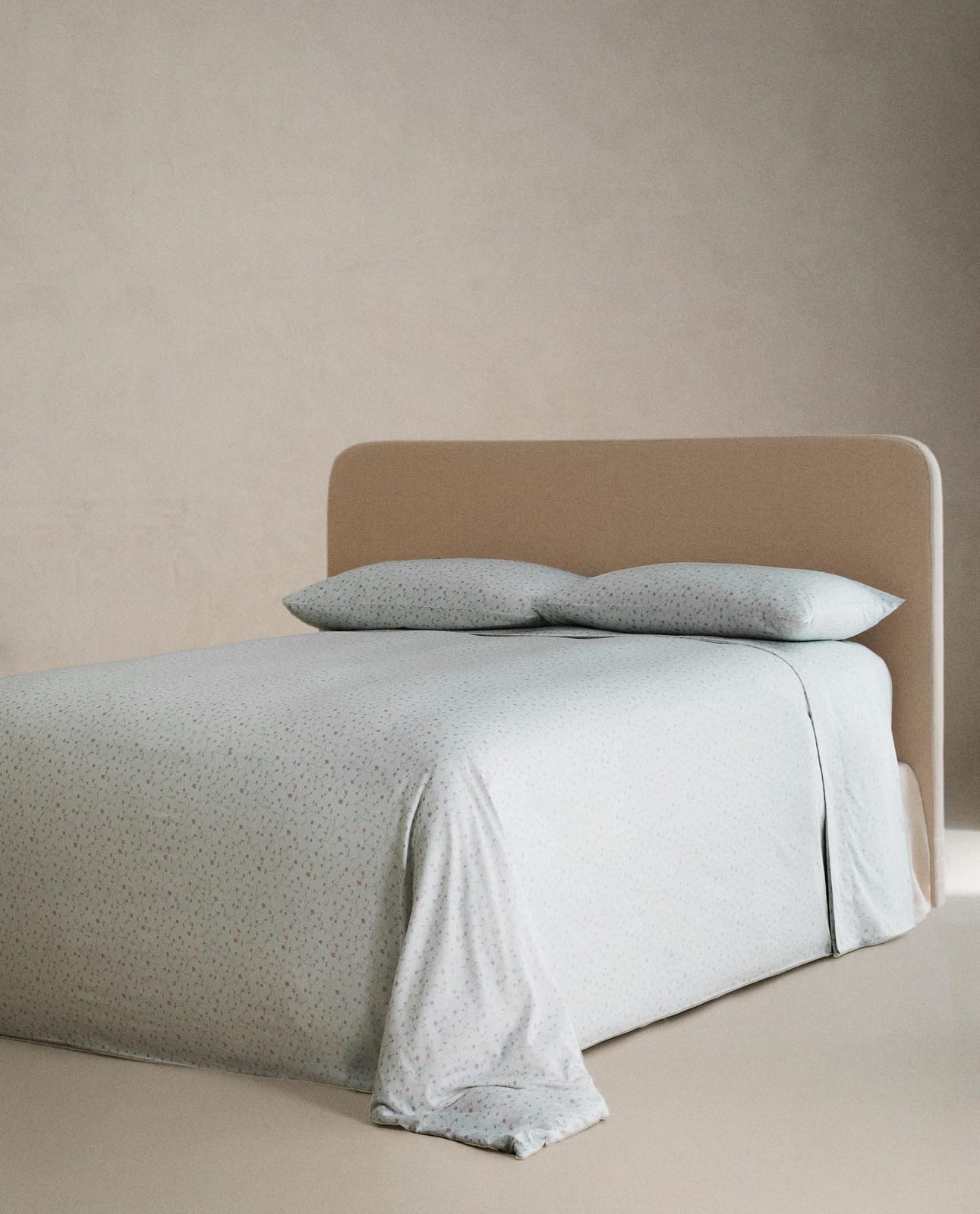 ZARA HOME САТИНОВЫЙ ПОДОДЕЯЛЬНИК В МЕЛКИЙ ЦВЕТОЧЕК ракурс 6
