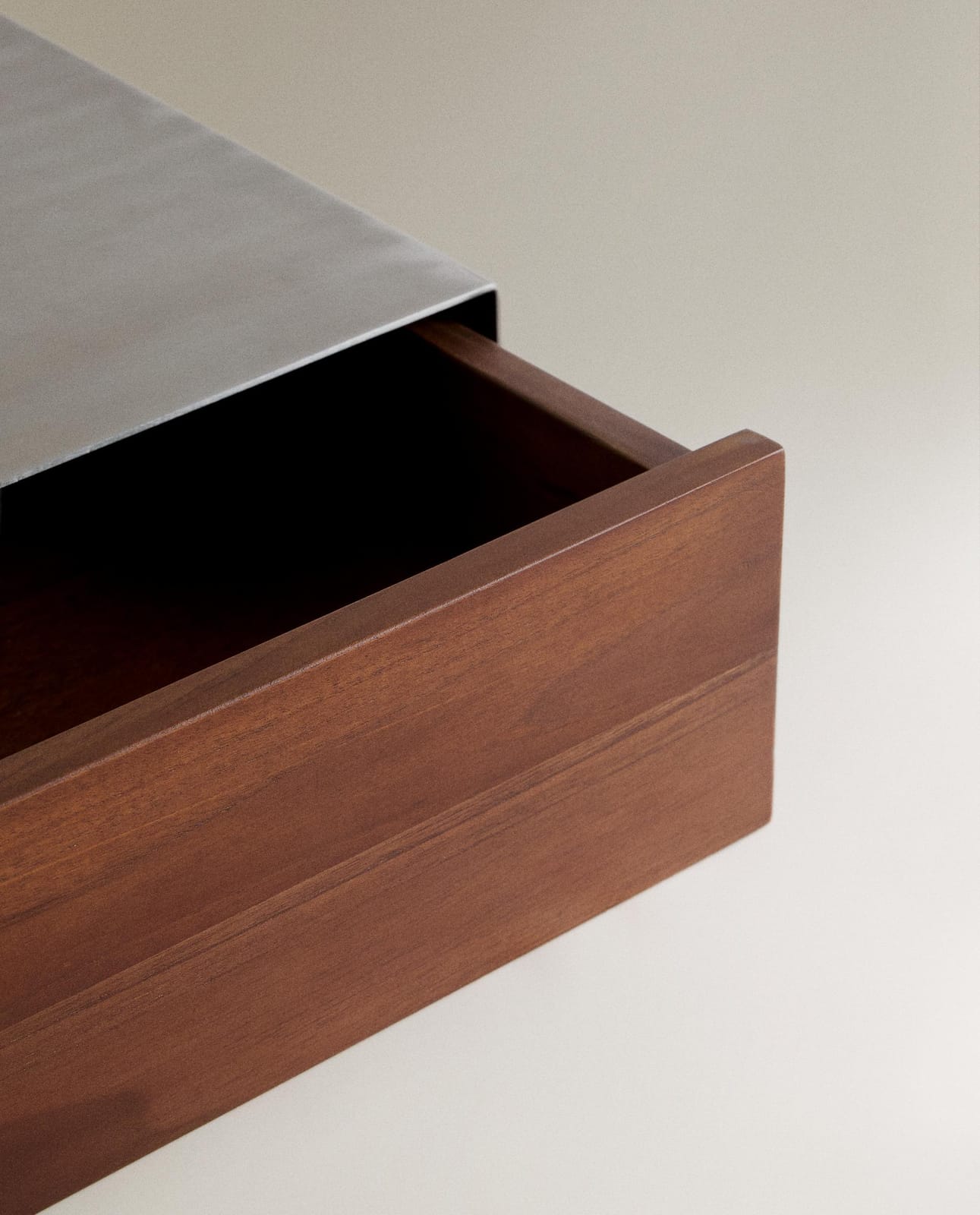 ZARA HOME КОФЕЙНЫЙ СТОЛИК ИЗ СТАЛИ И ДЕРЕВА ракурс 4