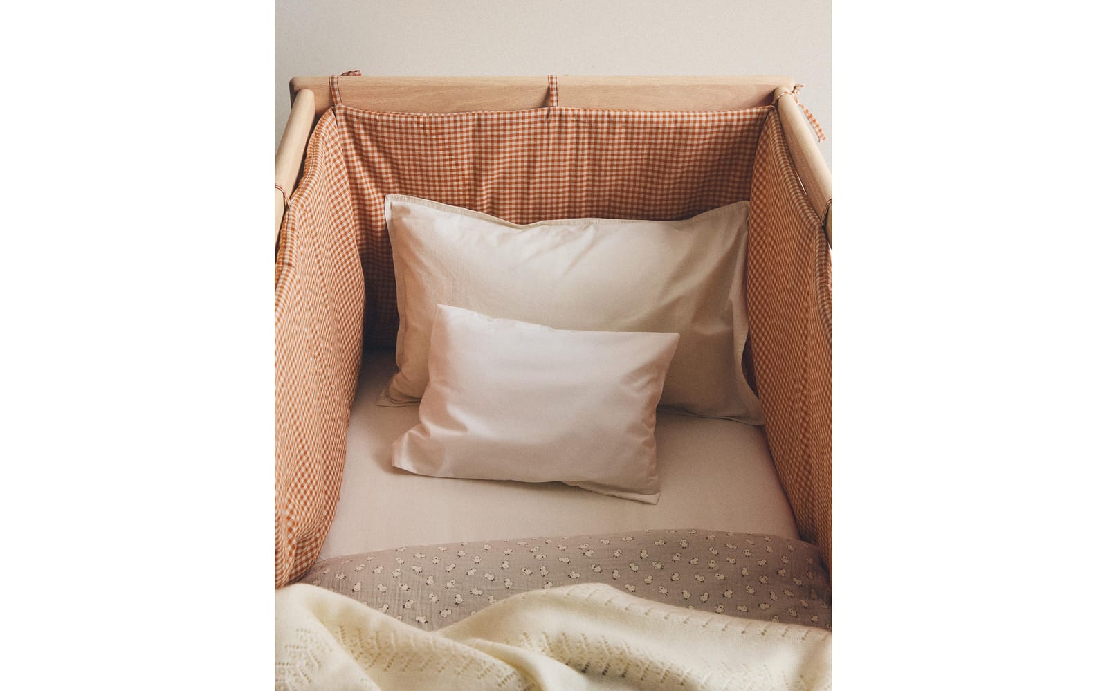 ZARA HOME ЗАЩИТНЫЙ БОРТИК ДЛЯ КРОВАТКИ В КЛЕТКУ ВИШИ ракурс 8