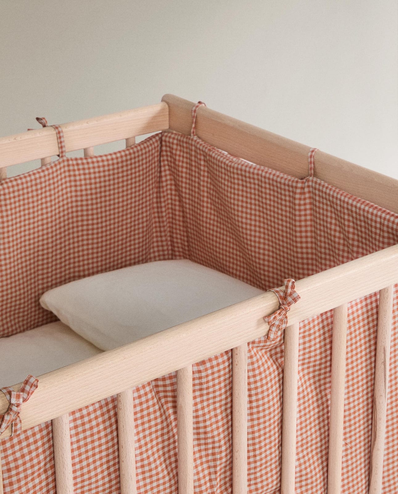 ZARA HOME ЗАЩИТНЫЙ БОРТИК ДЛЯ КРОВАТКИ В КЛЕТКУ ВИШИ ракурс 5