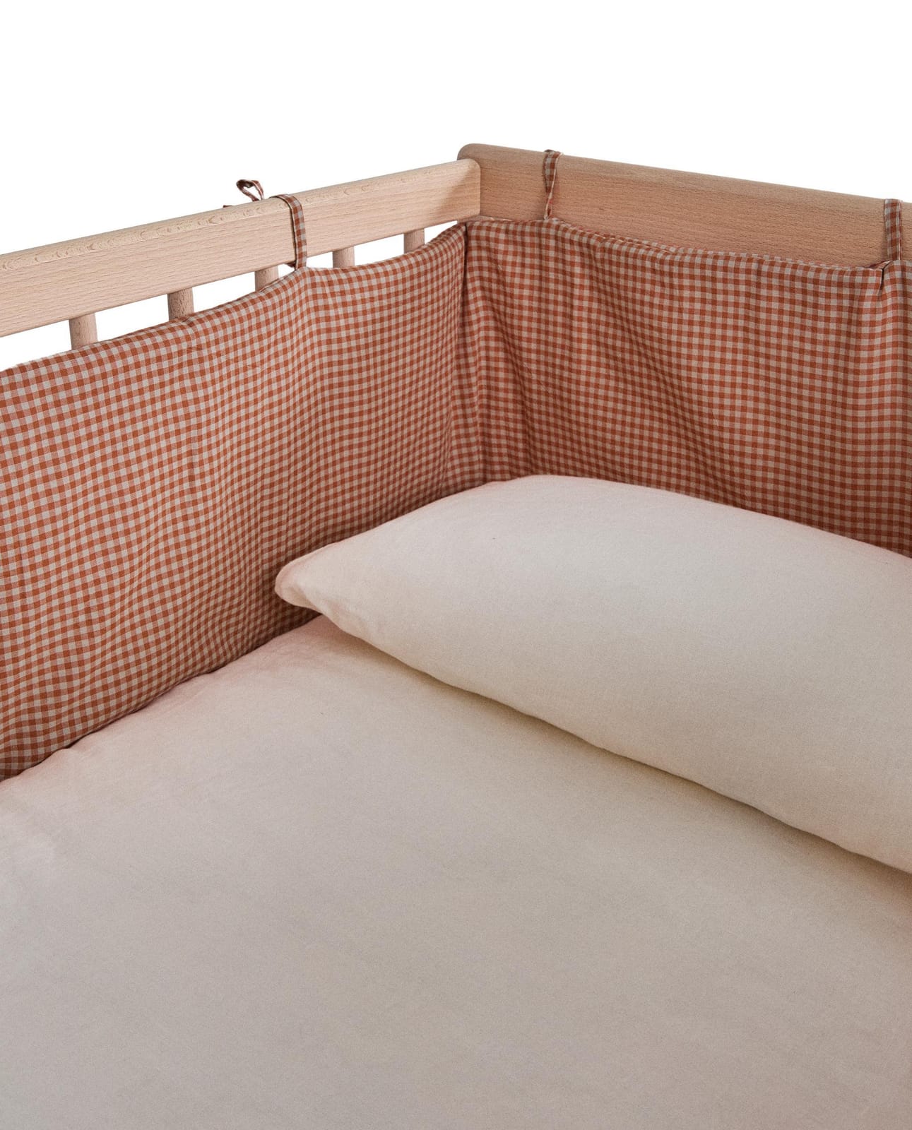 ZARA HOME ЗАЩИТНЫЙ БОРТИК ДЛЯ КРОВАТКИ В КЛЕТКУ ВИШИ ракурс 3