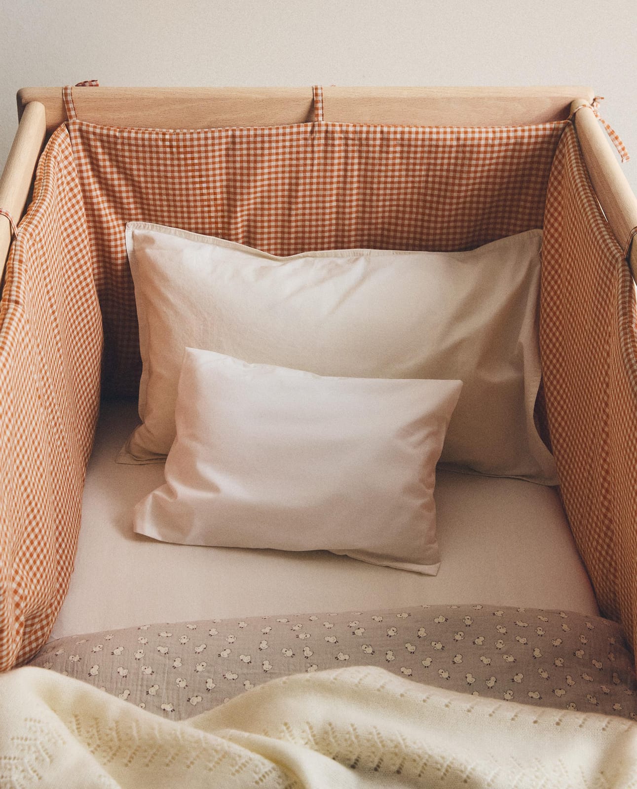 ZARA HOME ЗАЩИТНЫЙ БОРТИК ДЛЯ КРОВАТКИ В КЛЕТКУ ВИШИ ракурс 2
