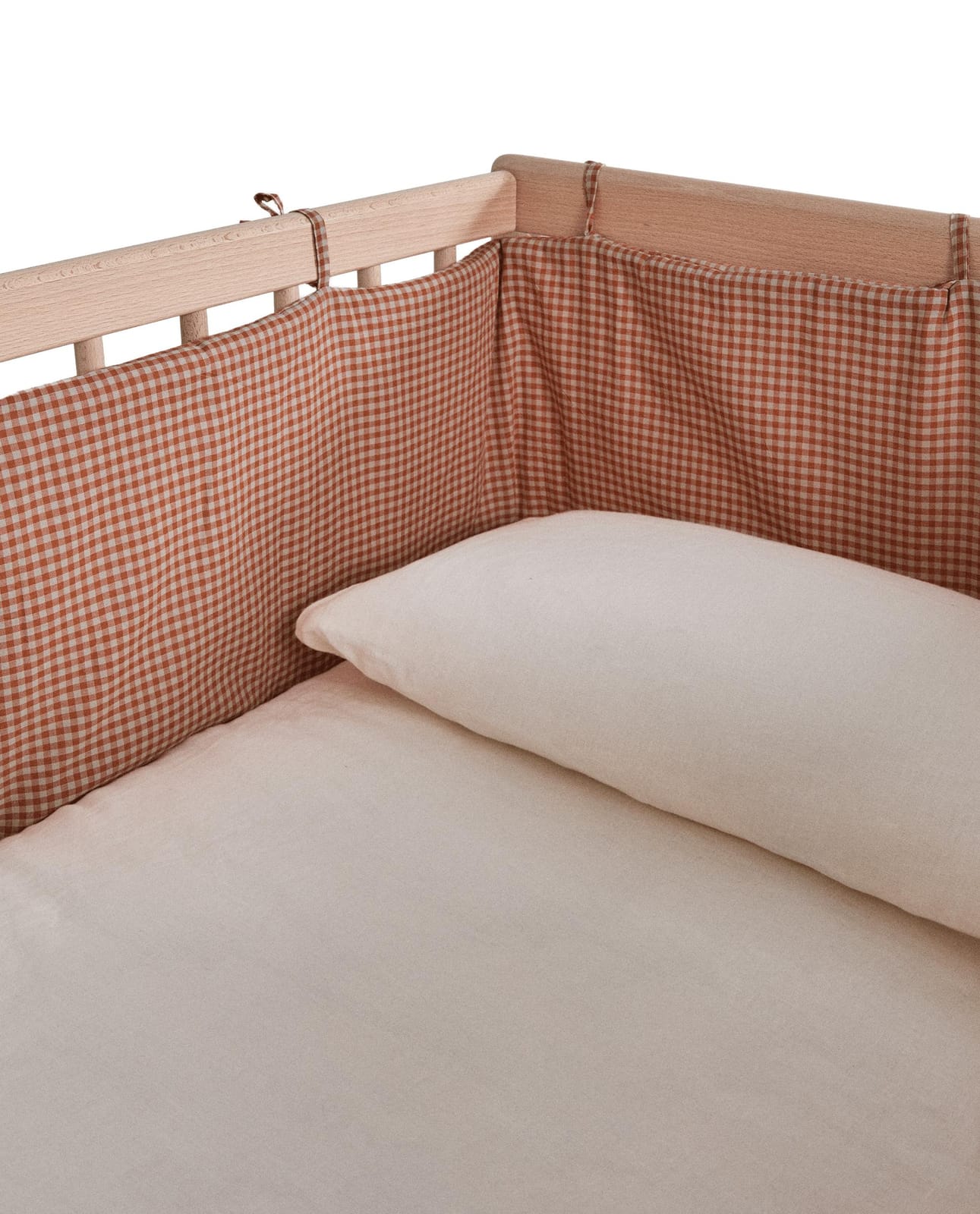 ZARA HOME ЗАЩИТНЫЙ БОРТИК ДЛЯ КРОВАТКИ В КЛЕТКУ ВИШИ ракурс 7