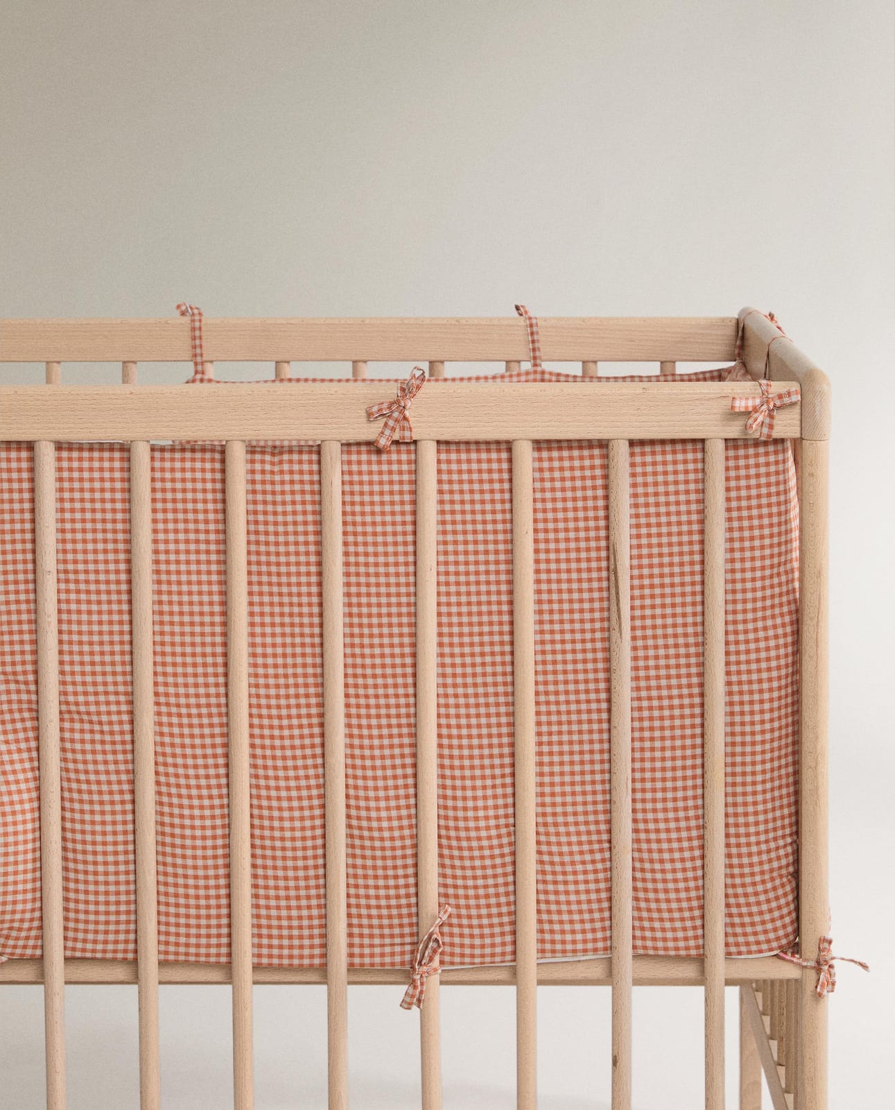 ZARA HOME ЗАЩИТНЫЙ БОРТИК ДЛЯ КРОВАТКИ В КЛЕТКУ ВИШИ ракурс 6