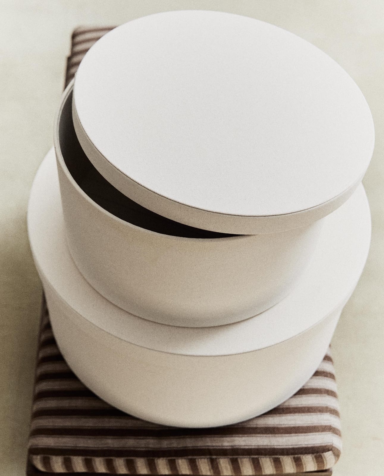 ZARA HOME КОРОБКА ДЛЯ ШЛЯП ИЗ ТКАНИ ракурс 2