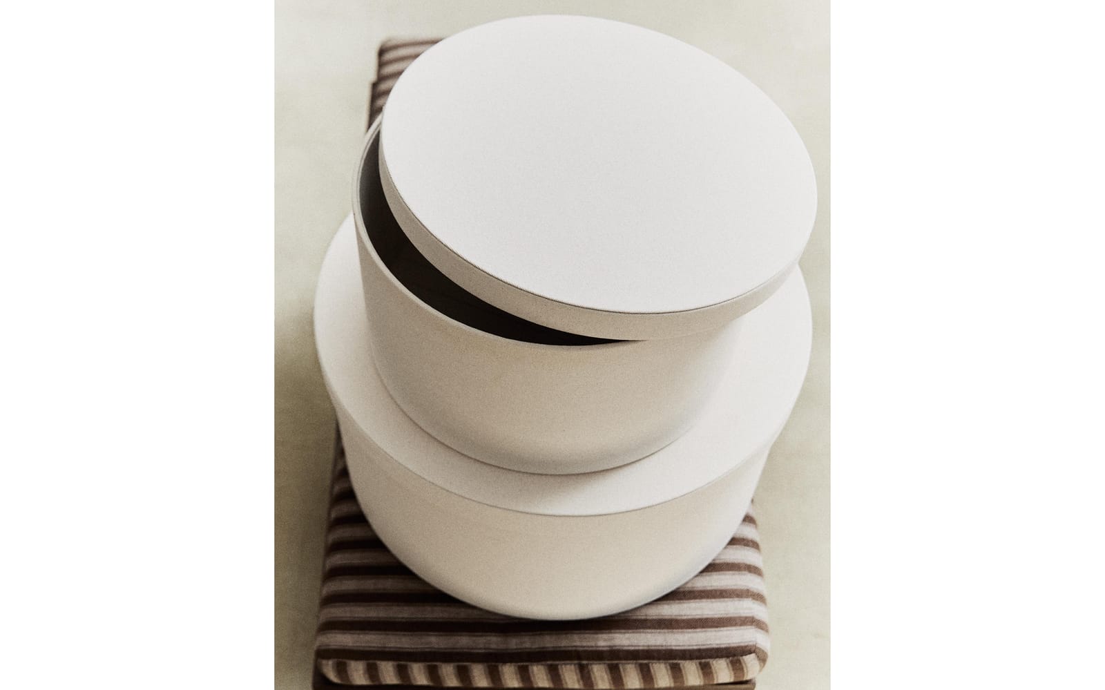 ZARA HOME КОРОБКА ДЛЯ ШЛЯП ИЗ ТКАНИ ракурс 3