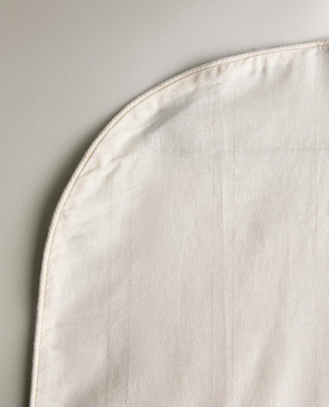 ZARA HOME БОЛЬШОЙ ЧЕХОЛ ДЛЯ ШКАФА ИЗ ЛЬНА И ХЛОПКА (КОМПЛЕКТ 2 ШТ.) ракурс 4