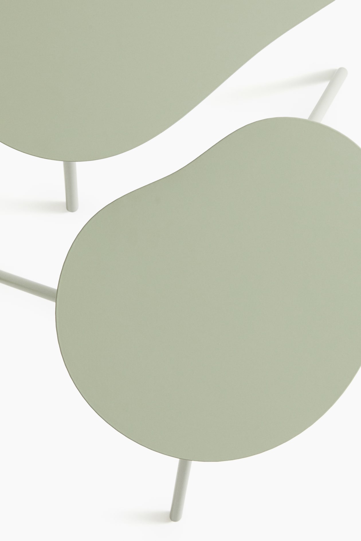Комплект металлических столов H&M 2 предмета 45.6х57.7 и 31х37 цвет зеленый шалфей ракурс 3