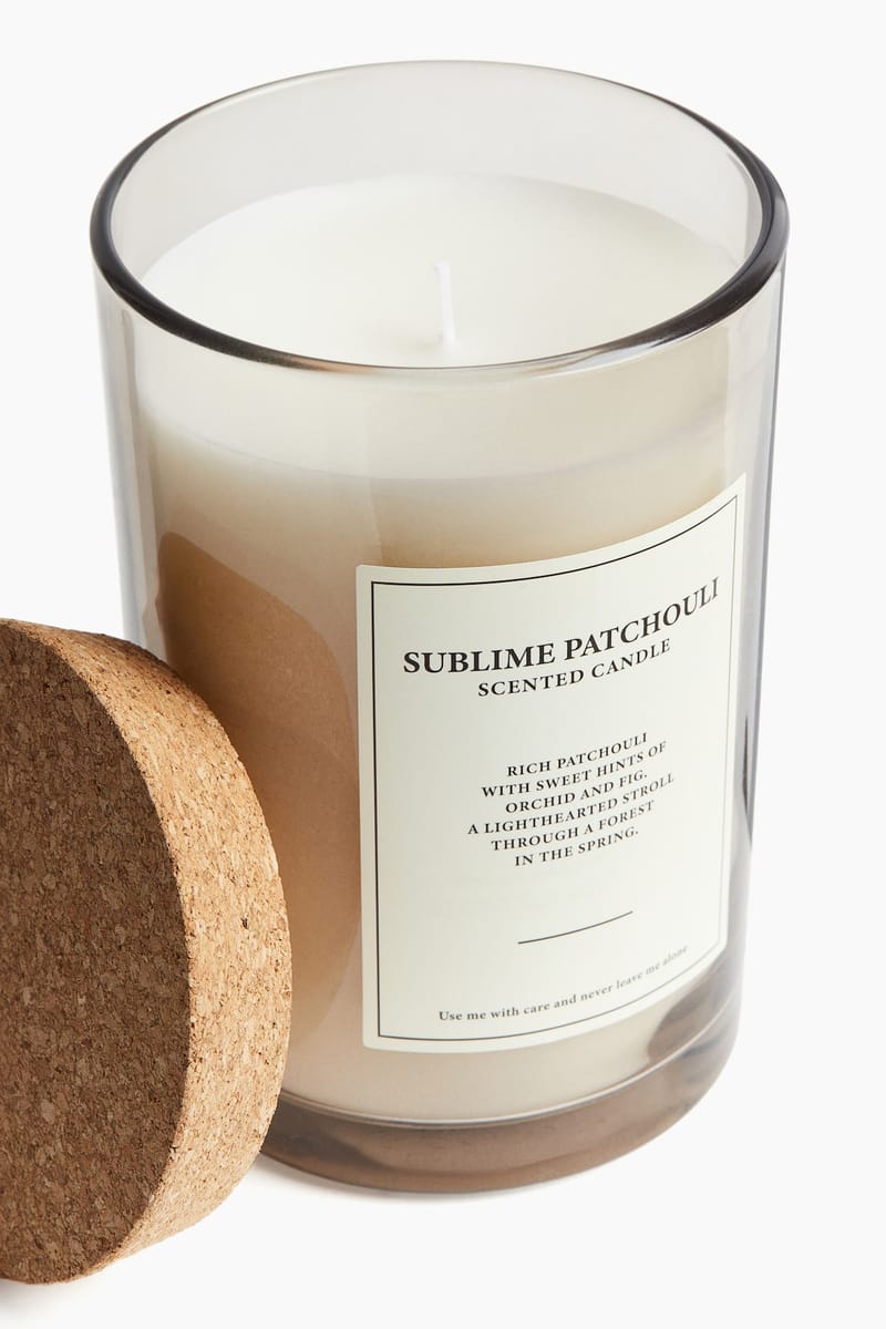 Ароматическая свеча в контейнере H&M Запах Sublime Patchouli 8,5х8.5х15 см ракурс 3