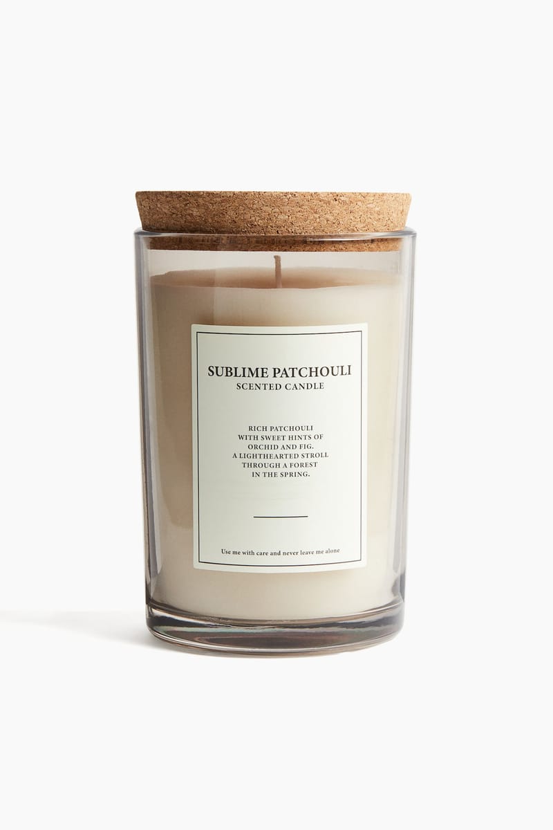 Ароматическая свеча в контейнере H&M Запах Sublime Patchouli 8,5х8.5х15 см ракурс 2