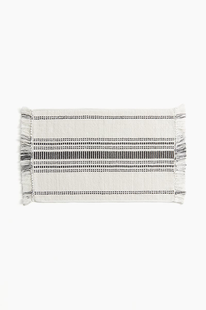 Коврик для ванной из хлопка с бахромой H&M цвет Белые/черные полосы 60X90 см ракурс 2