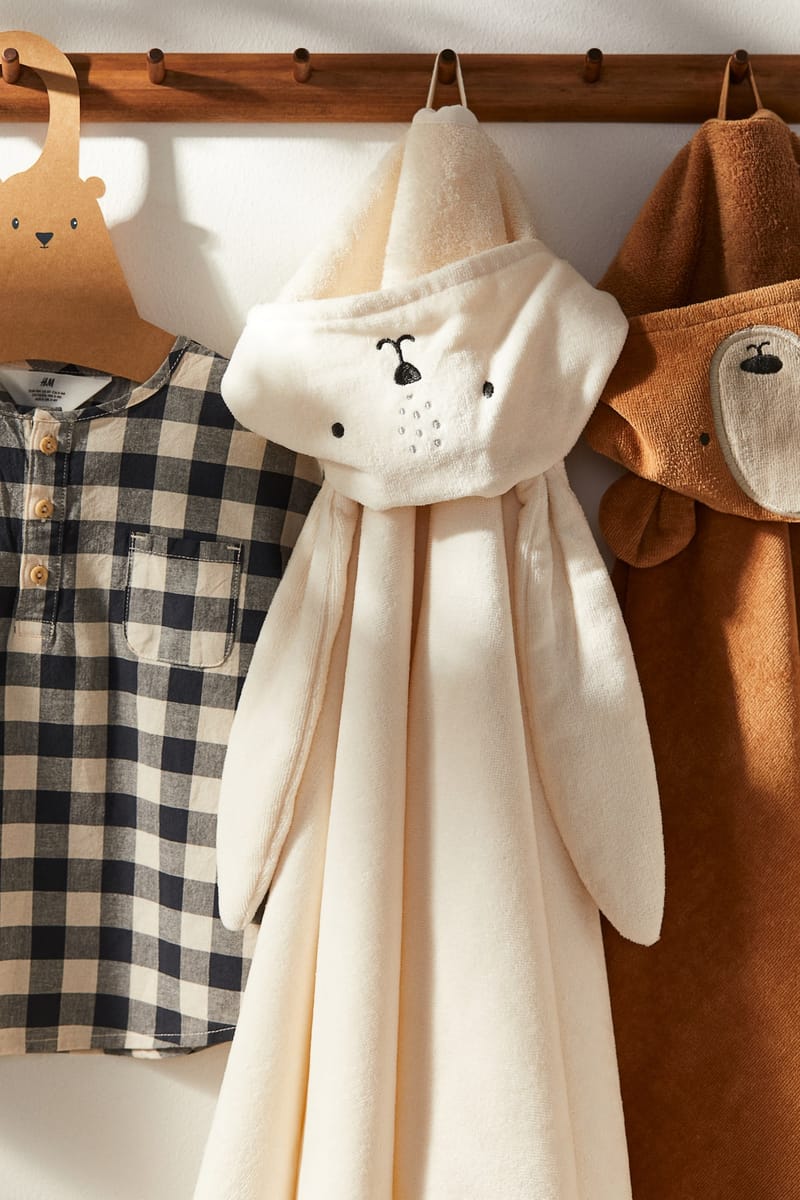 Банное полотенце с капюшоном H&M Цвет Натуральный белый/кролик 70X130 см ракурс 2
