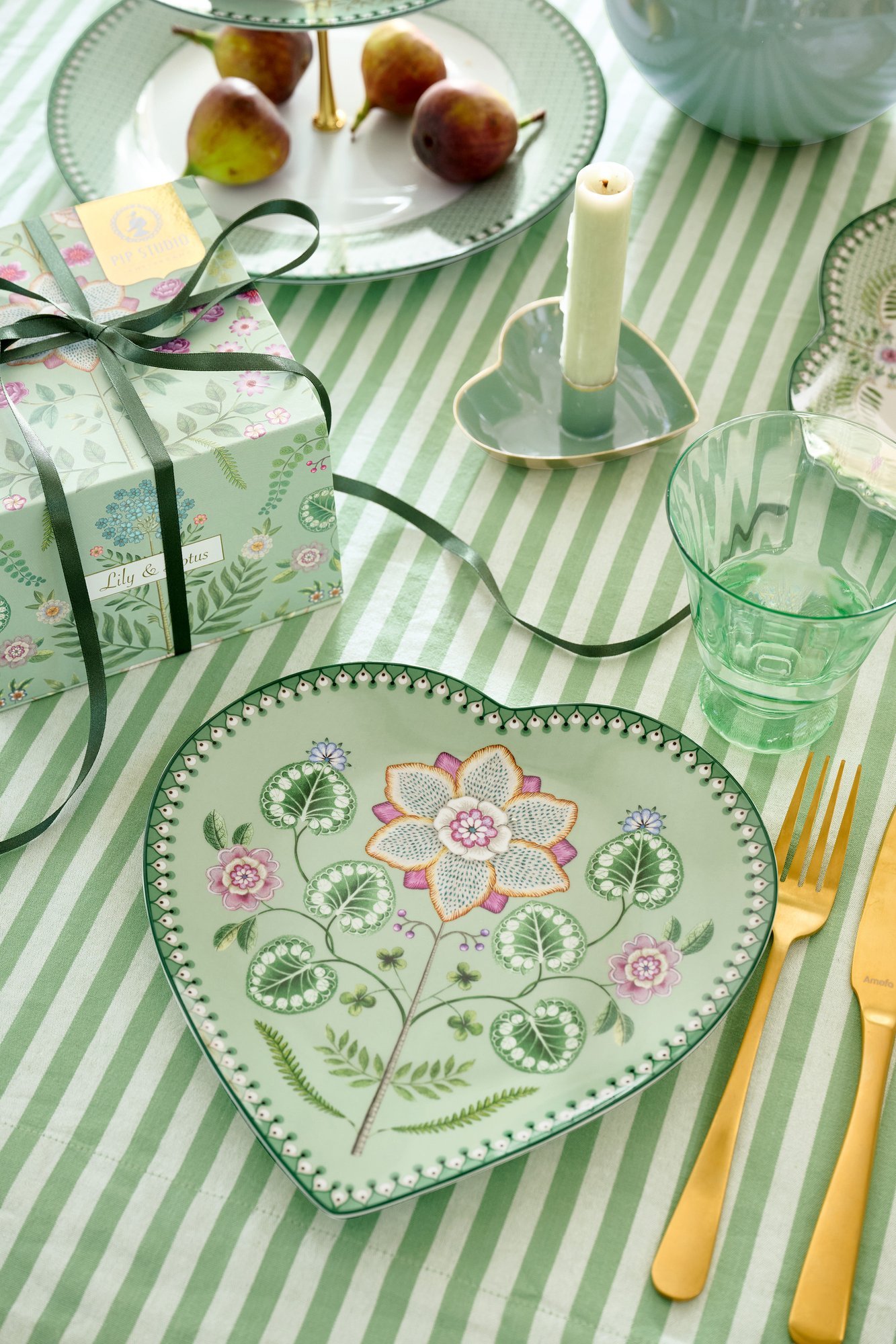 Набор тарелок в форме сердца (2 шт.) Lily&Lotus Light Green, 21,5 см