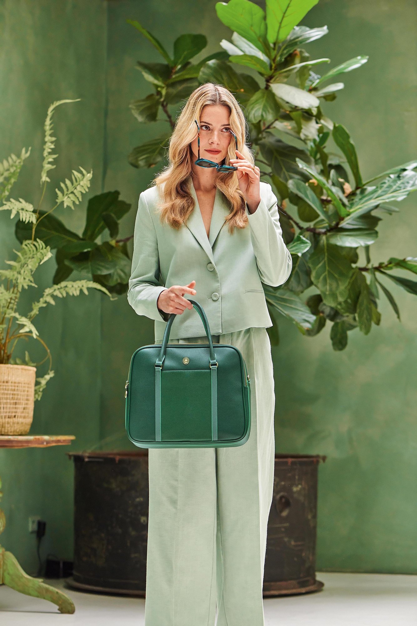 Сумка большая Felice Large Green, 7,5 л, 33х5х11х28 см ракурс 4