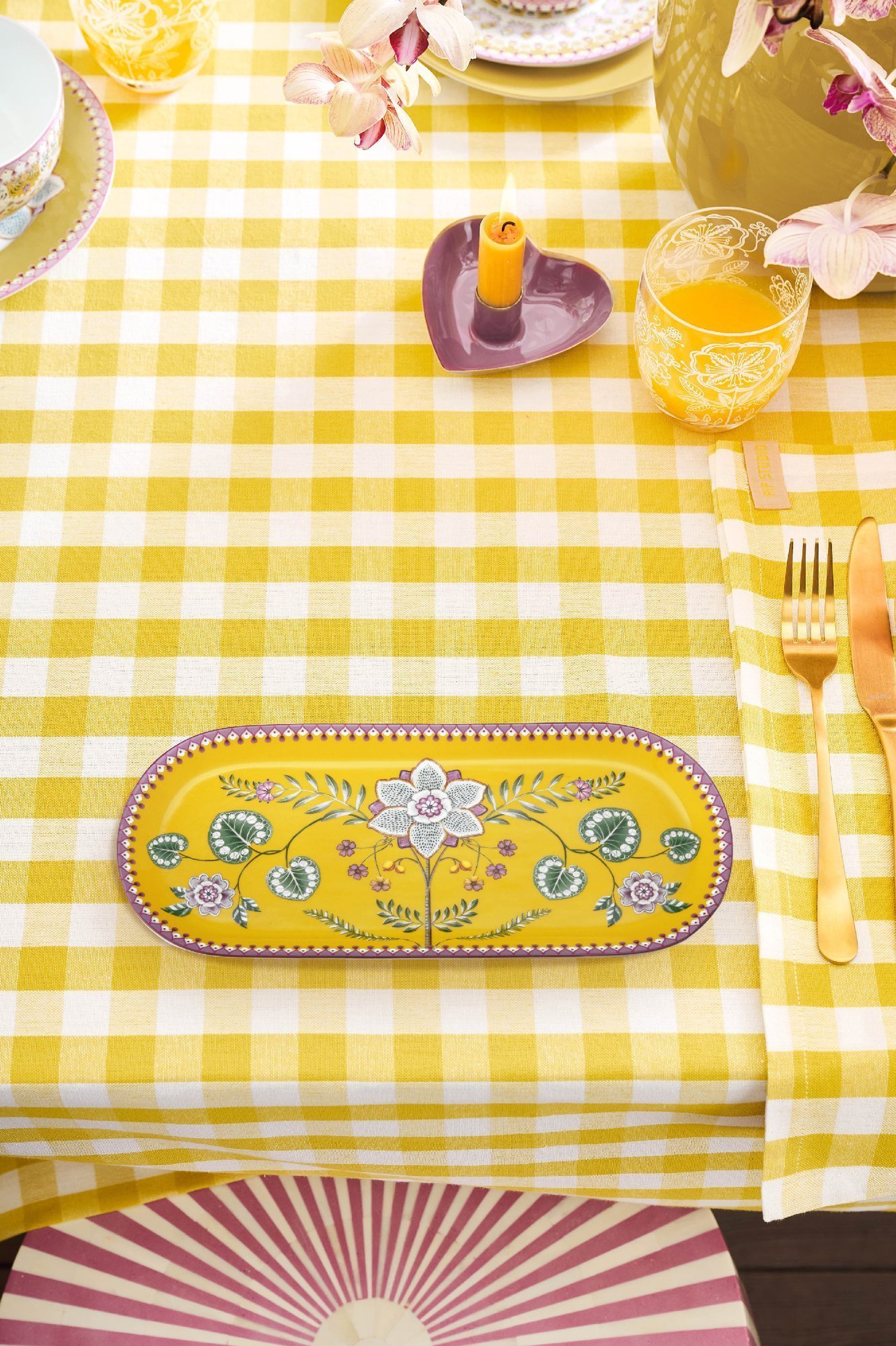 Блюдо для торта овальное Lily&Lotus Yellow ракурс 4