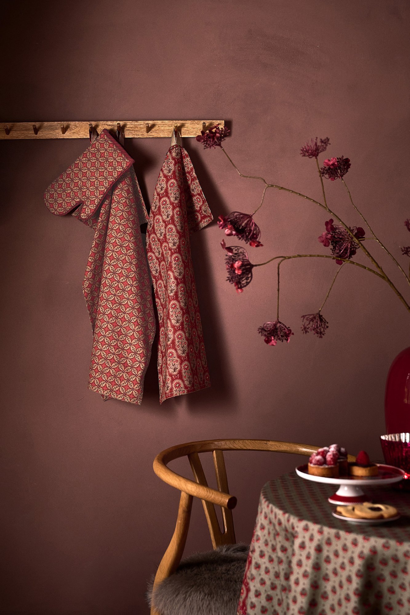 Варежка-прихватка для горячего Blooming Tales Dark Red, 15х29 см