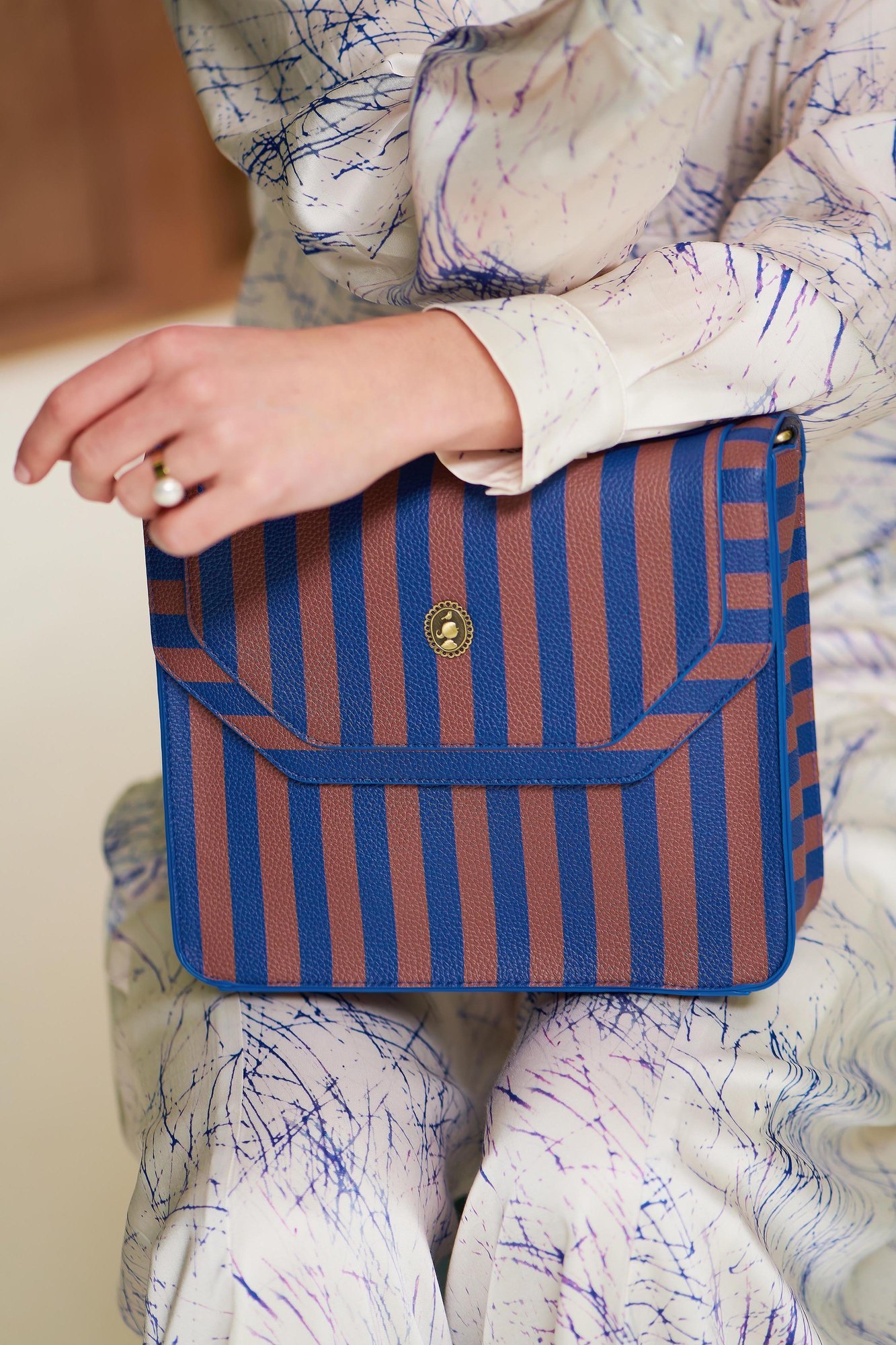 Сумка кросс-боди средняя Frances Stripe Blue, 4 л ракурс 5