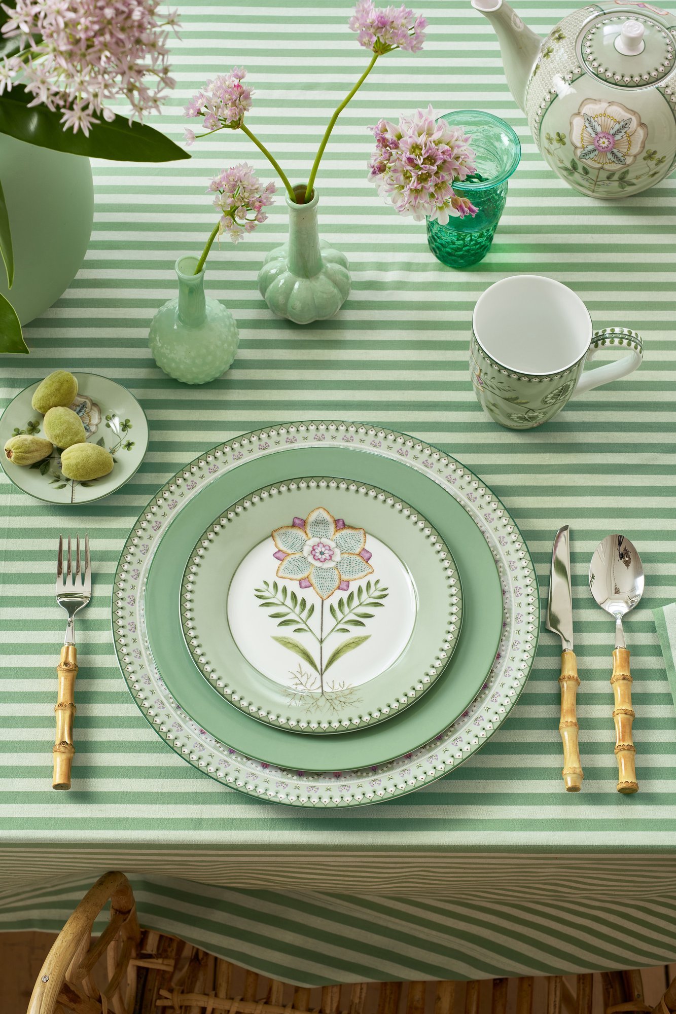 Блюдо для сладостей трехуровневое Lily&Lotus Light Green ракурс 11