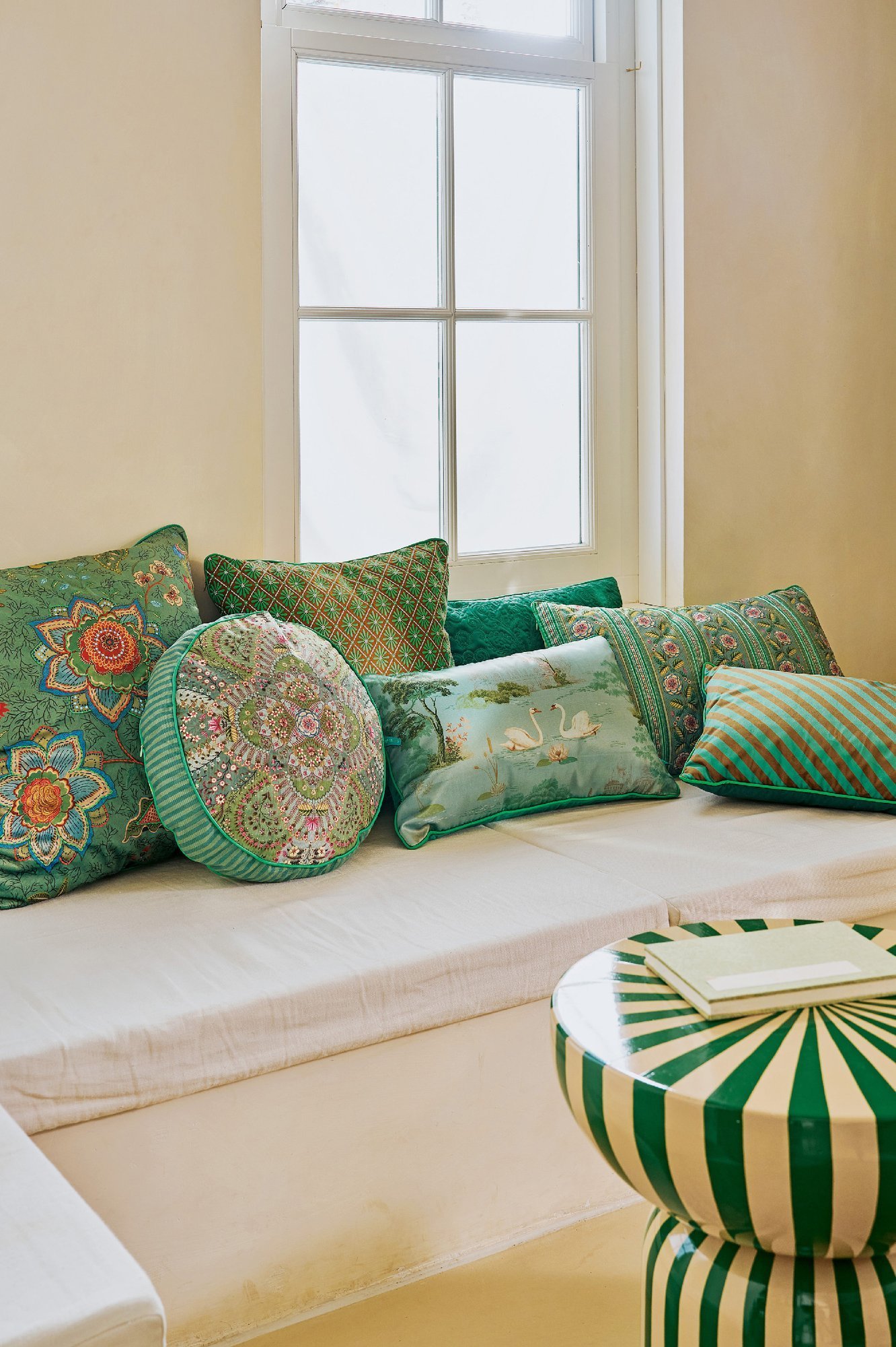 Подушка декоративная Mumbai Morning Green ракурс 6